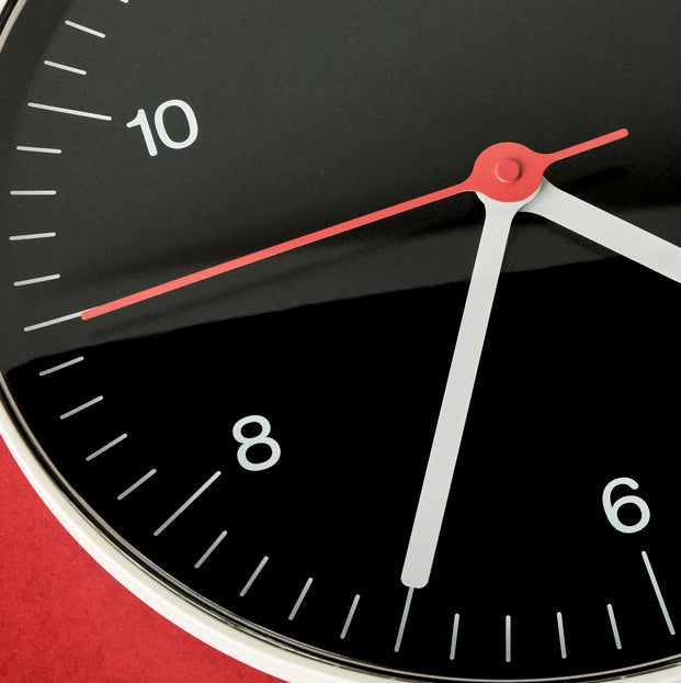 HAY Wanduhr Jasper Morrison, lautlose Design-Wanduhr schwarz Deatil vom Ziffernblatt