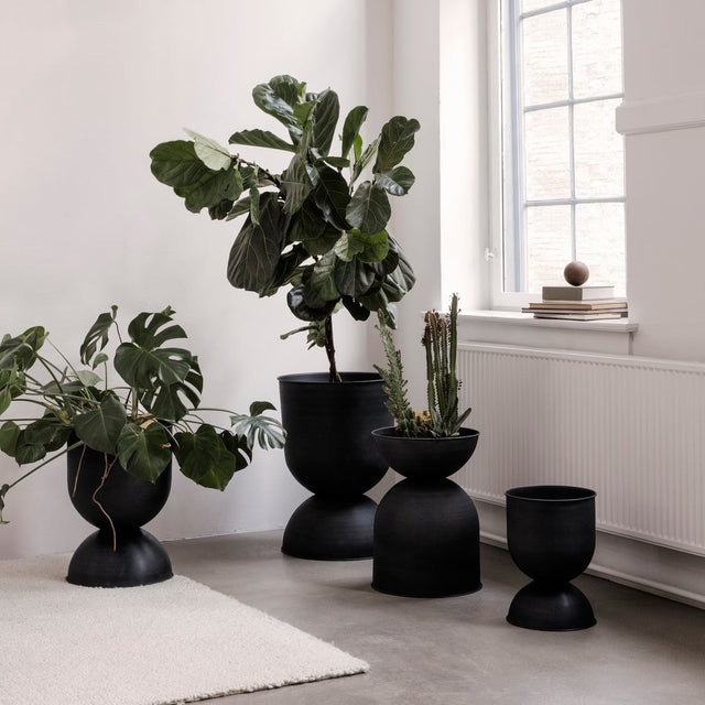 Hourglass Blumentopf schwarz Large 73 cm - ferm LIVING - DesignWe.Love